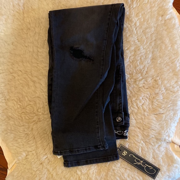 NWT DG2 by Diane Gilman Stretch Destructed Skinny Jean women’s 16p - Picture 4 of 7